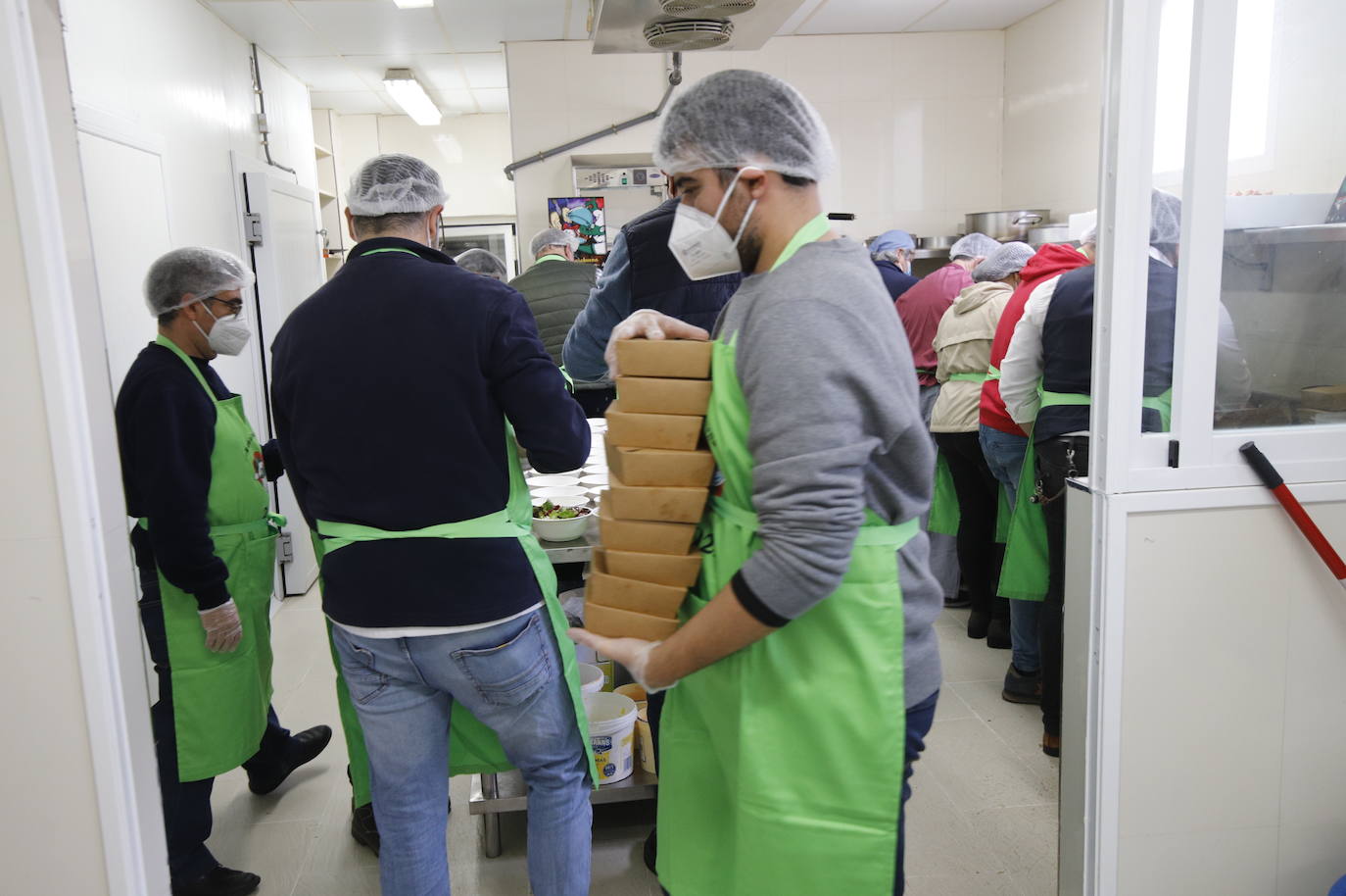 La elaboración de la cena de Navidad de Cocinillas CCF de Córdoba, en imágenes