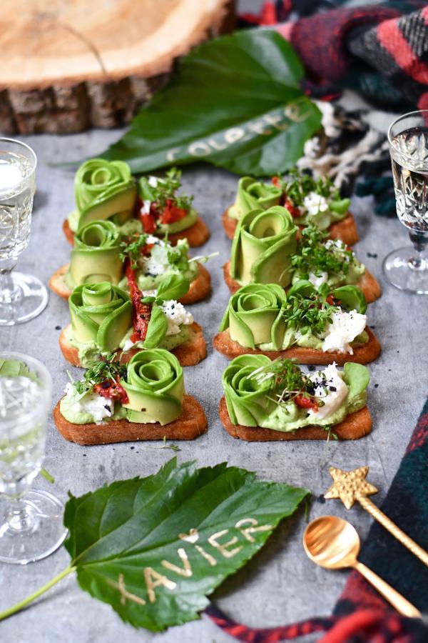 Crostini de mantequilla de aguacate. Una de las recetas más originales que puedes hacer esta Navidad. Corta 8 rosas de <a href="https://www.abc.es/bienestar/alimentacion/abci-pasa-mente-si-comes-aguacate-desayuno-202010141842_noticia.html" target="_blank">aguacate </a>pequeñas y unta un poco de mantequilla (echa previamente con <a href="https://www.abc.es/bienestar/alimentacion/recetas-saludables/abci-aguacate-beneficios-recetas-originales-201909250950_noticia.html" target="_blank">aguacate</a>, 2 dientes de <a href="https://www.abc.es/bienestar/alimentacion/abci-trucos-ayudaran-evitar-repita-202009070336_noticia.html" target="_blank">ajo</a> rallados, 50 gramos de aceite de coco derretido, 1 cucharada de jugo de limón, sal y <a href="https://www.abc.es/bienestar/alimentacion/abci-especias-combinan-mejor-cada-alimento-201910300120_noticia.html" target="_blank">cilantro </a>picado) en cada rebanada y cubre con la rosa de aguacate la <a href="https://www.abc.es/bienestar/alimentacion/abci-esta-diferencia-entre-mozzarella-y-burrata-202002180123_noticia.html" target="_blank">mozzarella</a>, la albahaca, los tomates y una pizca de sal. Aguacate.