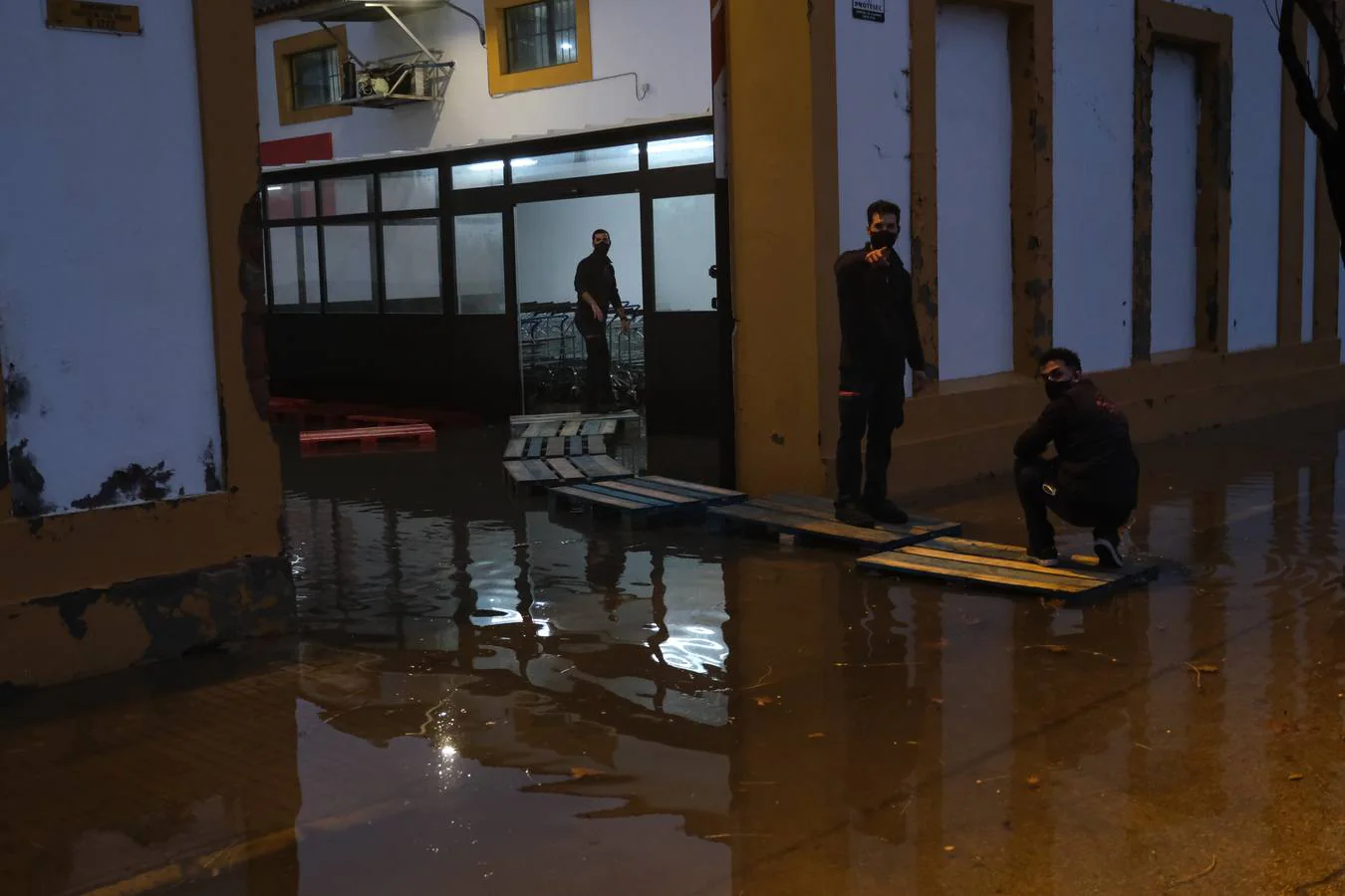 La intensa lluvia deja calles, locales y garajes anegados en varias localidades de Cádiz