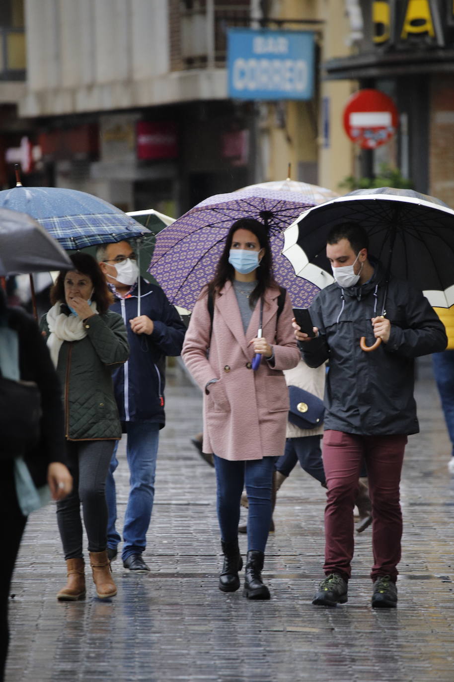 El primer día de la vuelta de las mascarillas a las calles en Córdoba, en imágenes