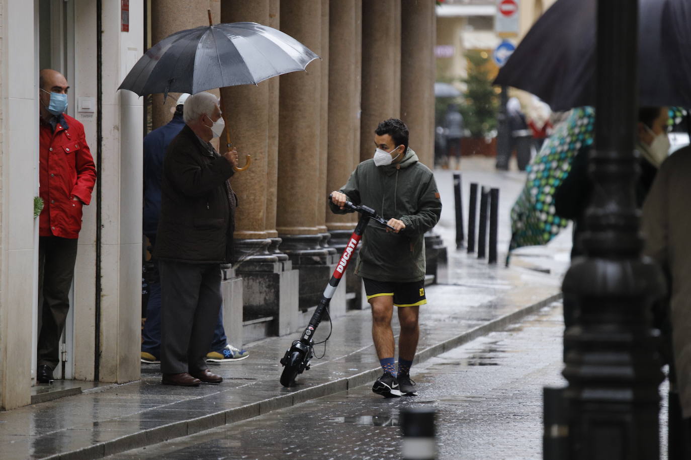 El primer día de la vuelta de las mascarillas a las calles en Córdoba, en imágenes