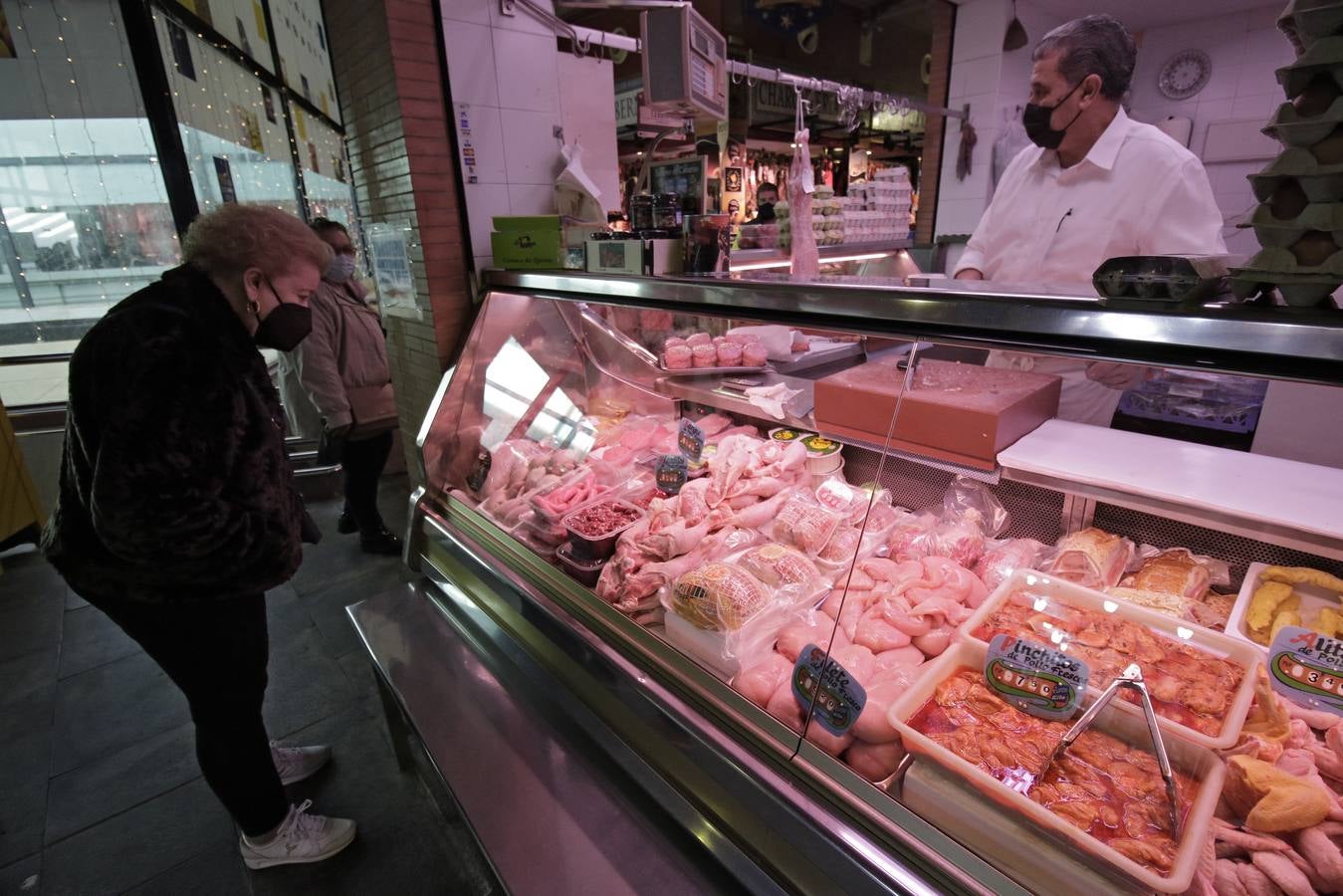 Los mercados de Sevilla han ofrecido sus mejores productos para la Navidad. JUAN FLORES