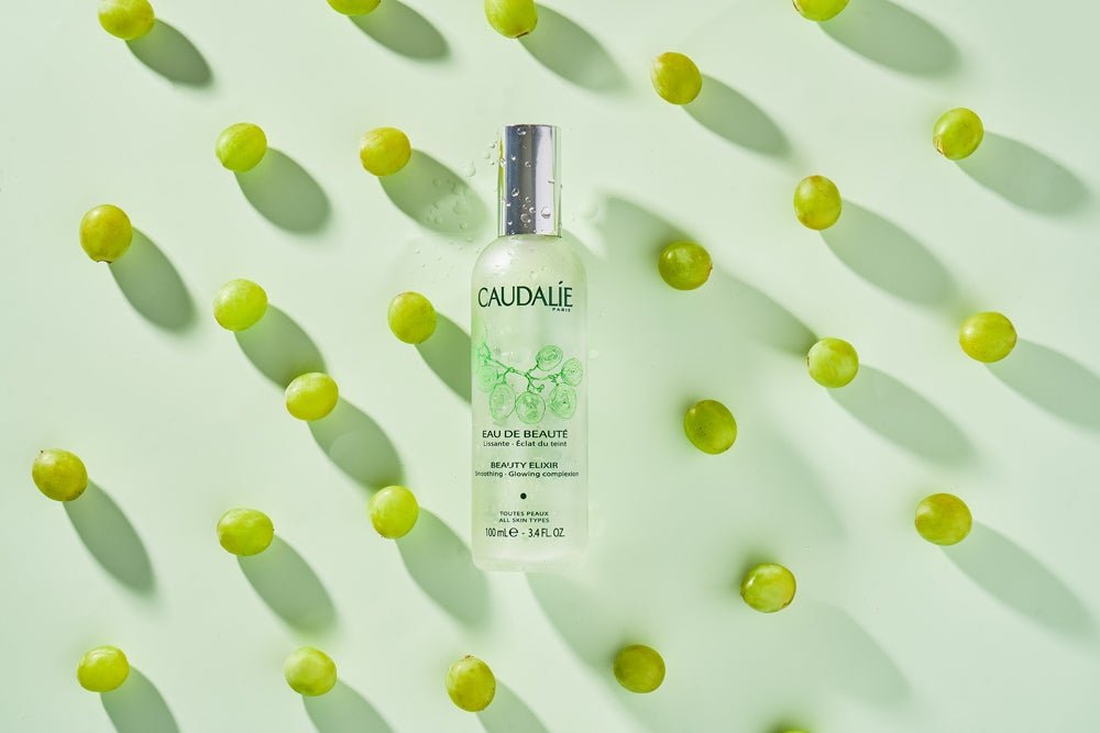 Agua de Belleza de Caudalie. Inspirada en el elixir de juventud de la Reina de Hungría en el siglo XVI, la fórmula del Agua de Belleza es única. Compuesta por un 100% de ingredientes de origen natural, revela el resplandor del cutis, alisa los rasgos y cierra los poros. Además, prolonga la duración del maquillaje y por eso se utiliza como fijador en los camerinos de los desfiles.