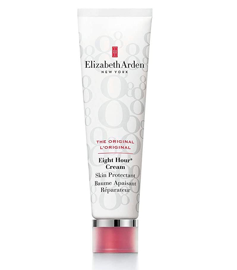 Eight Hour Cream de Elizabeth Arden (35 €). El tratamiento de belleza todoterreno que calma e hidrata la piel, alivia sequedades, suaviza las puntas del cabello, cuida las cutículas, define las cejas e incluso ilumina las mejillas es otro de los cosméticos de culto que merece probar al menos una vez en la vida. Triunfa en todo el mundo desde 1930, año de su lanzamiento. Actualmente ha dado lugar a una línea que cuenta con bálsamo labial, bruma, crema de manos, aceite, bálsamo corporal…