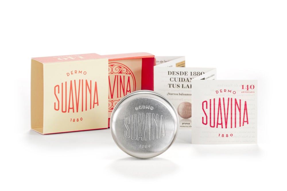 Dermo Suavina Original de Laboratorios Calduch (4 €). 140 años ha cumplido este bálsamo que vio la luz en 1880, a orillas del Mediterráneo, cuando Vicente Calduch abrió su farmacia en Vilarreal (Castellón) y comenzó a elaborar fórmulas magistrales. La pomada se popularizó rápidamente y en 1916 pasó a llamarse Dermo-Suavina. Este bálsamo hidratante, compuesto por una base grasa y un perfume elaborado con aceites esenciales de plantas y frutas mediterráneas 100% de origen natural, repara, hidrata y protege los labios de la sequedad.