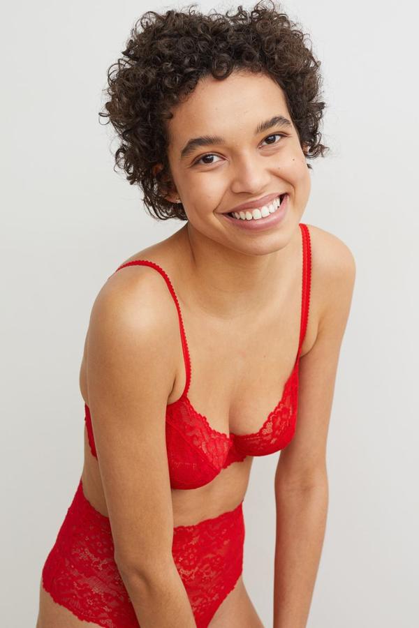 Conjunto de encaje con sujetador con aro y braguita brasileña alta de H&amp;M (14,99€ y 9,99€)