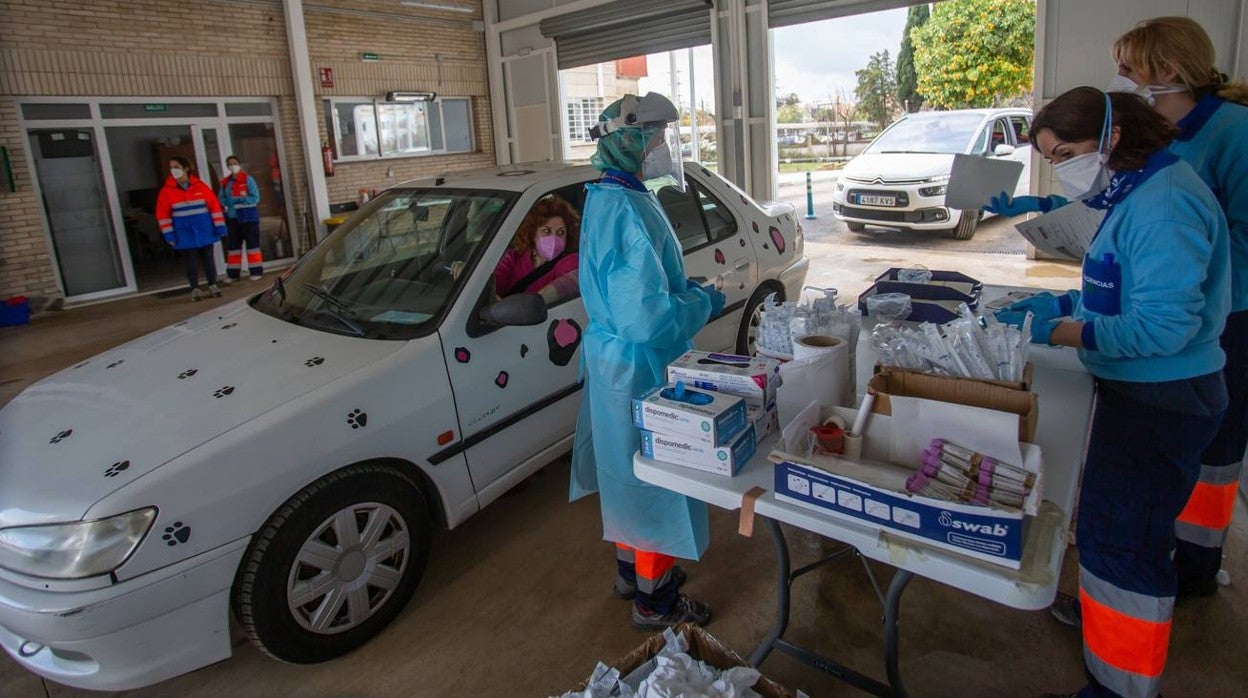 Vuelven las colas de personas al centro autocovid del Hospital de Emergencia Covid-19 de Sevilla