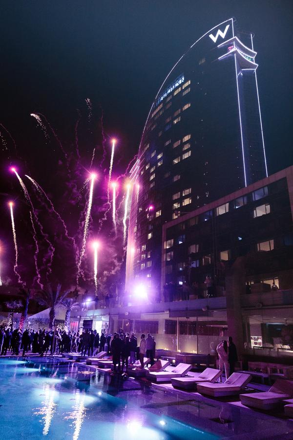 Barcelona: Hotel W. El icónico hotel W Barcelona, presenta un amplio abanico de propuestas gastronómicas y de entretenimiento para despedir el año con un viaje a través de los sentidos en una noche llena de sorpresas. Entre sus opciones más exclusivas, se encuentra la la NYE GALA DINNER &amp; SHOW que incluye: cocktail de bienvenida, cena de Gala en su Great Room, show, fuegos artificiales, 2 horas de barra libre y acceso a la celebración de fin de año en W Lounge, por 420 euros/persona. Además, los que quieran complementar la experiencia con alojamiento, el hotel ofrece un paquete con estancia que incluye desayuno, cena de gala en su Great Room con entretenimiento y parking por 1.060 euros + IVA / 2 personas.