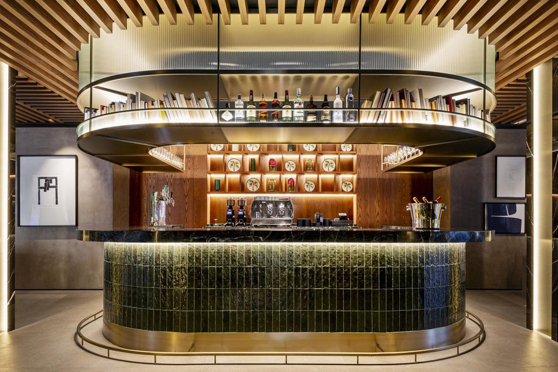 Sevilla: Radisson Collection Hotel, Magdalena Plaza. Basque es uno de los espacios gastronómicos de este exclusivo hotel sevillano. Liderado por el chef Eneko Atxa, presenta una atractiva propuesta de cena para celebrar Nochevieja y disfrutar de recetas tradicionales de la cocina vasca, pero con matices locales en las que la parrilla será una pieza clave. La cena comenzaráa con varios entrantes a compartir como: Ostras Claire, Erizo de mar en texturas, Tartaleta de atún y caviar, Quisquillas al ajillo en frío y Brioche de anguila. Para continuar con principales como: el Estofado de trigo: Bogavante, aceite de hierbas y emulsión; Rodaballo con guarnición de pimientos del piquillo; y Txuleta con guarnición de puré de patatas. Y terminar con una Torrija con helado; Mignardises y dulces de Navidad. Toda esta propuesta se acompañará de una selección de vinos como son: Mar del Norte (Albariño), Pago Florentino (Tinto) y Champagne Deutz. El precio es de 190 euros y se ofrece la posibilidad de completarlo con cotillón –que incluye dos horas de barra libre– por 240 euros/ persona.