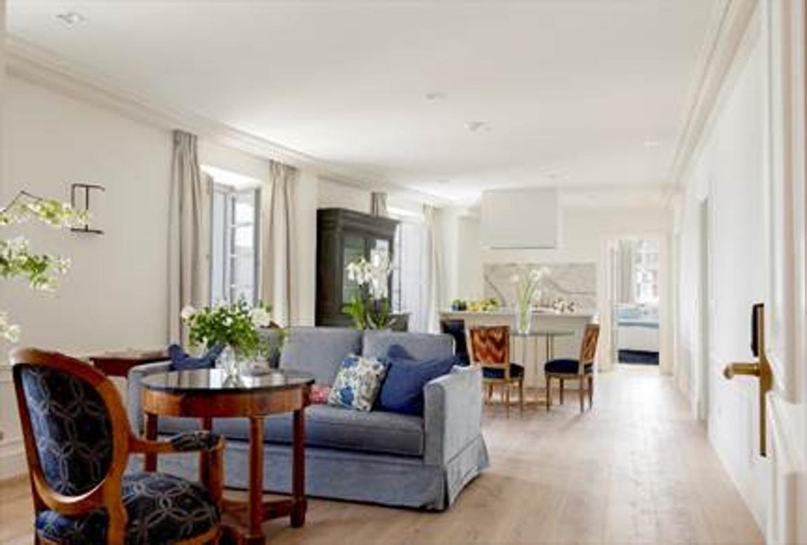 Asturias: Hotel Brillante. Ubicado en la localidad asturiana de San Esteban de Pravia, este hotel boutique, propiedad de Fernando Artime, también ha diseñado una interesante oferta para despedir el año en un entorno de plena naturaleza, rodeado de mar y montaña. Su propuesta está protagonizada por los platos tradicionales de la zona como son quisquillas, percebes y angulas. Como principal se servirá langosta a la vinagreta y no faltarán los quesos asturianos y el tradicional arroz con leche. Una propuesta maridada con el exclusivo champagne de Laurent Perrier. Precio: CPV.