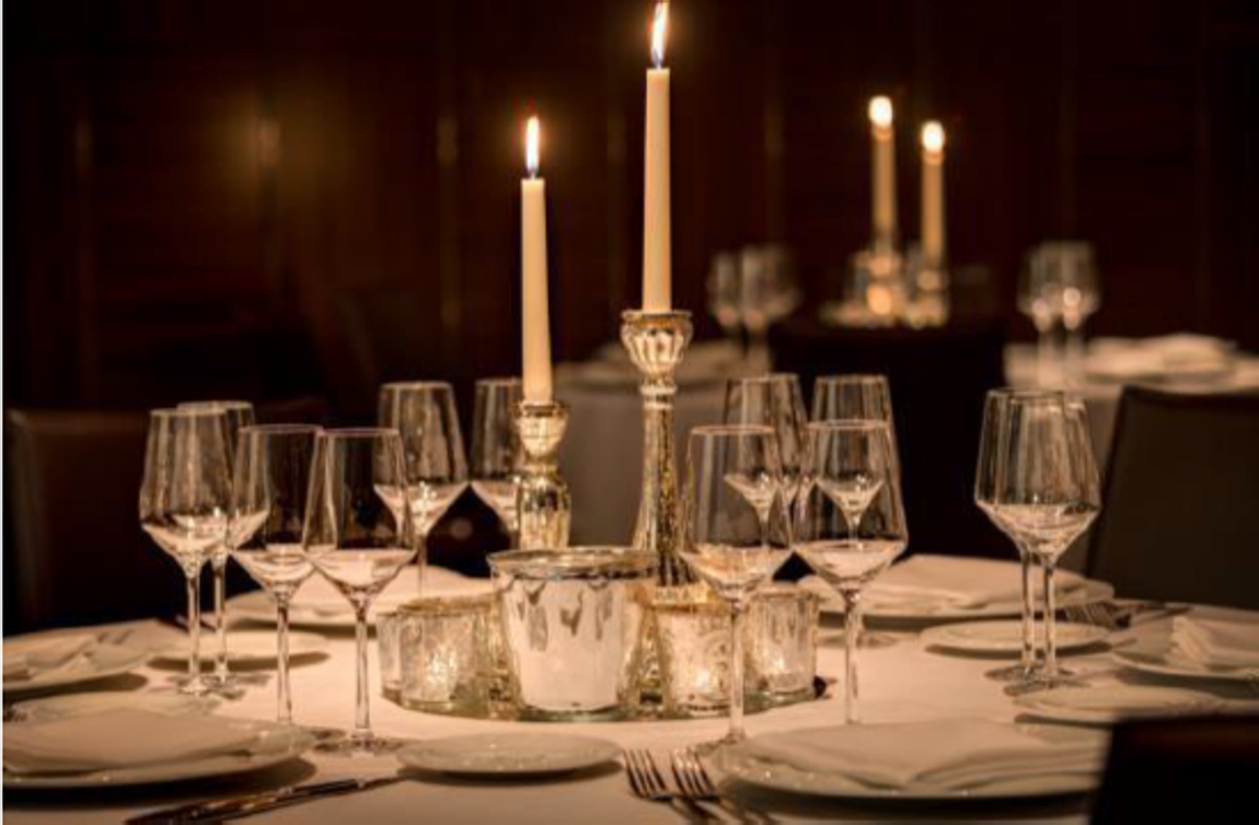 Madrid: Hotel Urban. Ubicado a escasos metros de la Puerta del Sol, este exclusivo hotel propone para Fin de Año, un menú elaborado por Aurelio Morales, estrella Michelin del restaurante CEBO. Un menú que profundiza en el recetario tradicional y en los sabores clásicos de estas fechas con entrantes como el Canelón de Angulas a la Donosti, Jamón ibérico puro bellota o Zamburiña Marinada; para continuar con platos como el Bogavante, Maíz y Bimi; Rodaballo, Cangrejo Real y Crema con Coliflor y Presa de vaca Madurada, crema de Amanita y Queso Parmesano Una Tatín de Manzana y Helado Canela y l Uvas pondrán el broche perfecto a una cena que incluye un maridaje con primeras referencias. En la fiesta posterior, con música en directo, también se servirán jamón ibérico con tomate, sopa de ajo o chocolate con churros, entre otras opciones. Los huéspedes podrán dormir rodeados de la colección de arte que alberga el Urban y disfrutar de la estancia en sus habitaciones, entre ellas, la Superior, con un diseño vanguardista y vistas a la Carrera de San Jerónimo. Precio con estancia: desde 658 euros/persona