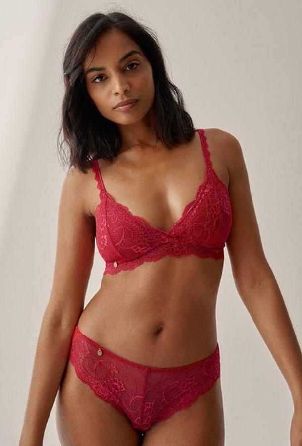 Conjunto de lencería Elín en encaje de color rojo de Black Limba (34€).