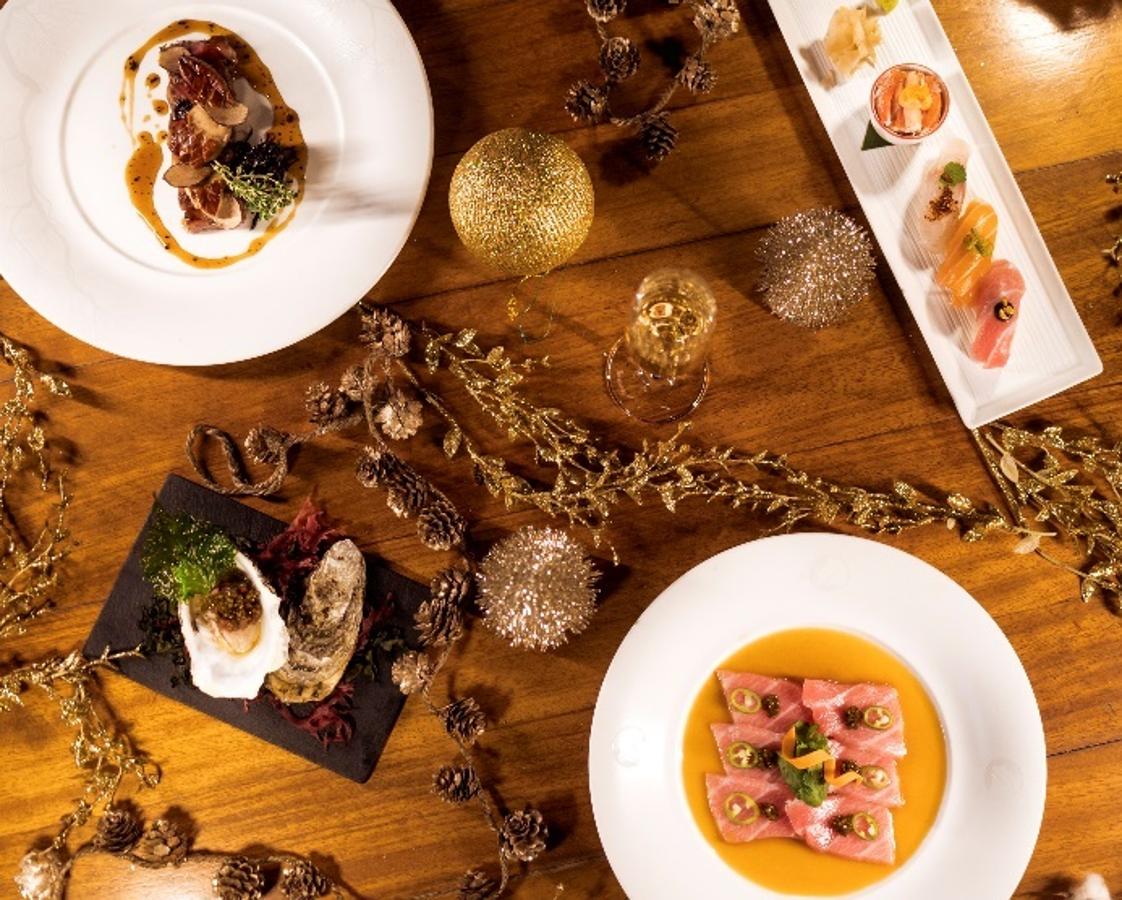 Málaga: Puente Romano Beach Resort. Votado recientemente como uno de los 30 mejores resorts de Europ, este hotel de lujo, situado en primera línea de playa de la Milla de Oro Costa del Sol entre Marbella y Puerto Banús, cuenta con 180 suites de estilo andaluz rodeadas de exuberantes jardines subtropicales y cascadas que lo convierten en el destino ideal para desconectar. Su propuesta gastronómica cuenta con 12 restaurantes con cocinas de todo el mundo que para la última noche del año prometen un gran festival gourmet. Una de ella es la del restaurante Nobu, que propone platos de autor especialmente elaborados, selección de sushi Nobu, especialidades de temporada como ostras al grill y deliciosos manjares como caviar toro y ensalada de carabinero y trufa. Una velada amenizada con DJ con un precio de 375 euros/ persona.