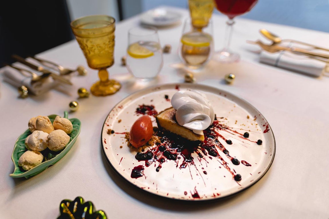 Madrid: Gran Hotel Inglés. También ubicado a escasos metros de la Puerta del Sol, este hotel ha preparado una cena de gala ideada por Fernando P. Arellano, chef con dos estrellas Michelin, que comienza con aperitivos como Tosta de tartar de Wagyū y cecina; y Milhoja de parmesano en texturas servidos con Champagne Mumm Cordon Rouge. Para continuar con seis pasos entre los que destacan Parmentier de vieiras con txangurro y gratín de tomate y albahaca; Muselina de raíz de apio, yema de huevo, jamón de bellota y trufa; Lomo asado de lubina atlántica, estofado de lentejas con erizos y navajas, salsa espumosa de vermut; y Royal de ciervo con castañas y lombarda estofada, maridados con vinos de alta calidad. En los postres encontramos Tartaleta caramelizada de limón con helado y estofado de arándanos y Petits Fours y dulces navideños. Durante la cena se podrá disfrutar de la actuación del cuarteto Verswings. Precio: 385 euros/ persona.