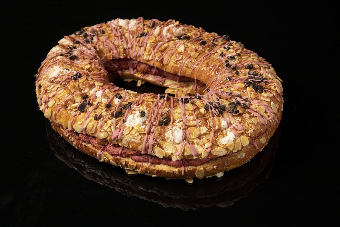 Zielou. Zielou, el espacio gastronómico ubicado en la azotea de la estación de Chamartín, ha querido hacer un especial homenaje al tradicional roscón de Reyes por medio de una reinterpretación de su receta. La masa artesanal de su base está elaborada por Madreamiga y el restaurante añade dos propuestas diferentes de sabores en su interior, obra de Kiko Solís, chef ejecutivo y Juan Sánchez, segundo chef de Zielou.  una más exótica para los más atrevidos y una original opción dulce para los golosos. Esta original receta consta de 2 variantes en el relleno. «Con la primera de ellas buscaba una mezcla explosiva para lograr un sabor que enamorara a los más golosos, por eso aposté por un 'chantilly' de chocolate rosa rubí con galleta lotus tostada de mantequilla y sal y praliné de avellanas», afirma Sánchez. «Por otro lado, queríamos conquistar el paladar de los más atrevidos con una apuesta de Chantilly de yuzu con fruta escarchada», concluye. Roscón entero por 38 euros. Servicio 'delivery'.