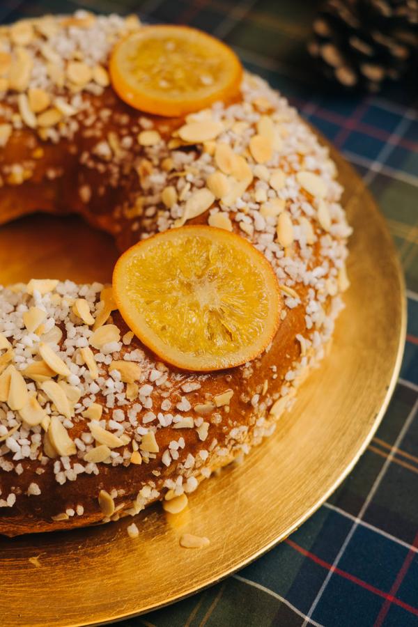 Isabel Maestre. El obrador de Isabel Maestre lleva 30 años elaborando roscones de Reyes. Defiende la que considera la 'receta perfecta' desde la experiencia que atesora este obrador. «El secreto está, aparte de la experiencia, en la materia prima y el cariño puesto en la elaboración de los roscones, para los que se emplean 3 días», explican. La receta lleva agua de azahar de Luca de Tena, ron Barceló, «mucha naranja» y «mucha almendra». La versión de 700 gramos cuesta 39,95 euros y la de kilo por 59 euros. Más información en el 91 359 68 12