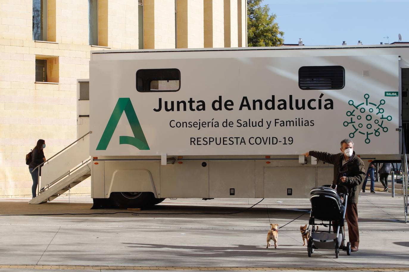 El punto móvil de vacunación del Covid en Córdoba, en imágenes