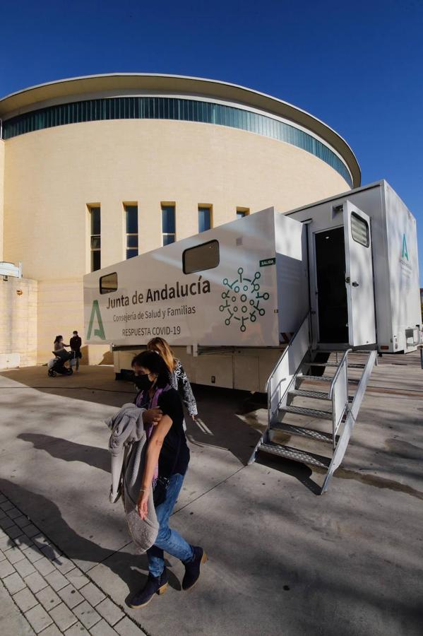 El punto móvil de vacunación del Covid en Córdoba, en imágenes