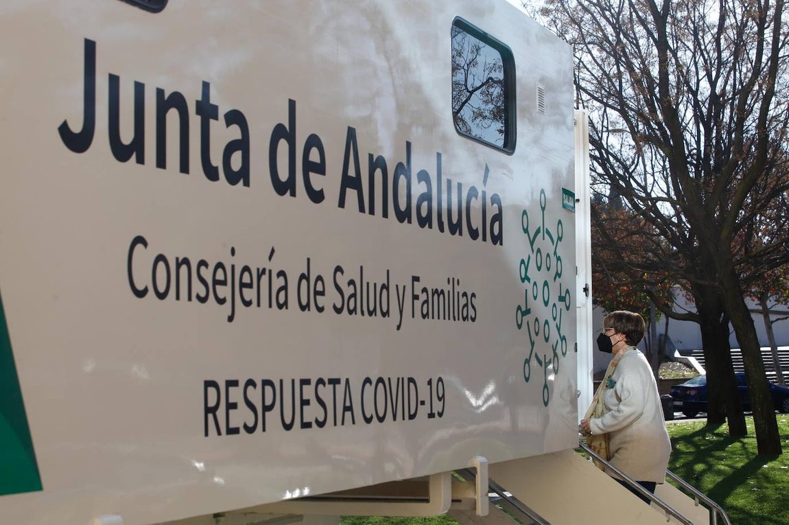 El punto móvil de vacunación del Covid en Córdoba, en imágenes