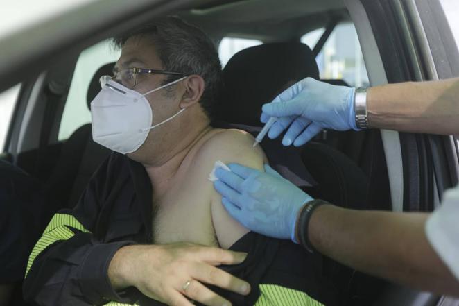 19 de abril. Los gaditanos dudaron por momentos de la campaña de vacunación, que sufrió algunos retrasos en los primeros meses. Sin embargo, tras la Semana Santa y las dudas con AstraZeneca llegó el acelerón.