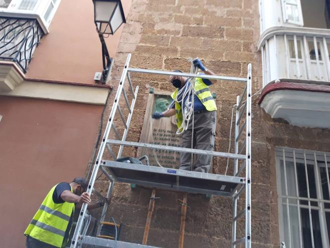 16 de junio. El Ayuntamiento de Cádiz retiró la placa de José María Pemán en la casa natal del escritor gaditano. Kichi, un alcalde que elogió la figura del autor años atrás, borró el nombre de un referente cultural de la ciudad sin previo aviso, al igual que hizo con su busto un año antes.