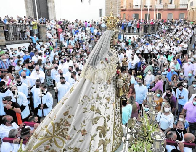 7 de octubre. Tras el paréntesis del año anterior, la patrona de Cádiz, la Virgen del Rosario, pudo salir en procesión en una jornada que supuso el pistoletazo de salida de los actos cofrades en las calles de la capital.