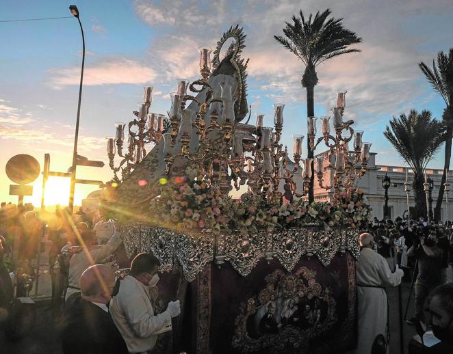 1 de noviembre. La Virgen de la Palma salió por las calles de La Viña para recordar el milagro de la detención de las aguas del maremoto de 1755. La imagen fue la primera en procesionar con cargaores en la capital desde que se decretara la pandemia.