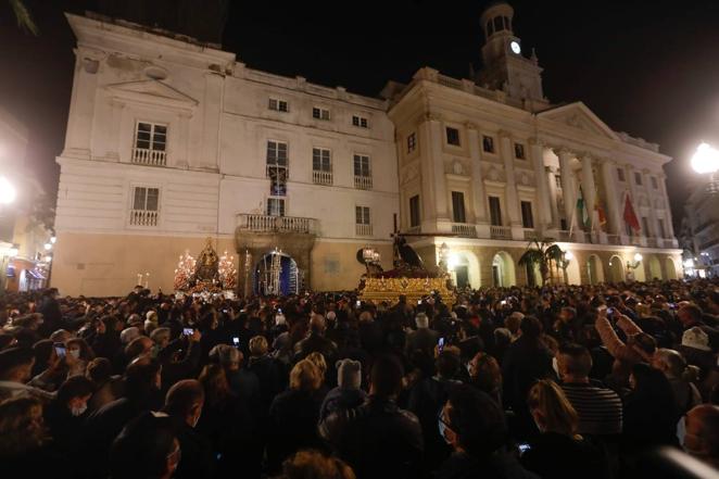 8 de diciembre. Una jornada para la historia cofrade en Cádiz. El Día de la Inmaculada se vivió de manera muy especial en la capital gaditana, donde dos de sus imágenes más veneradas, la Patrona, la Virgen del Rosario, y el Nazareno de Santa María, salieron en procesión, llegando a protagonizar un emotivo encuentro en la calle bajo la atenta mirada de miles de devotos.