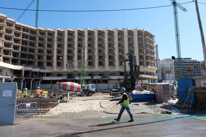 25 de marzo. La construcción vivía en un oasis en plena crisis para el turismo, la hostelería y el comercio. Las obras del nuevo hotel de Tiempo Libre, que aportará un nuevo parking al Paseo, avanzaron sin pausa para abrir el próximo verano.