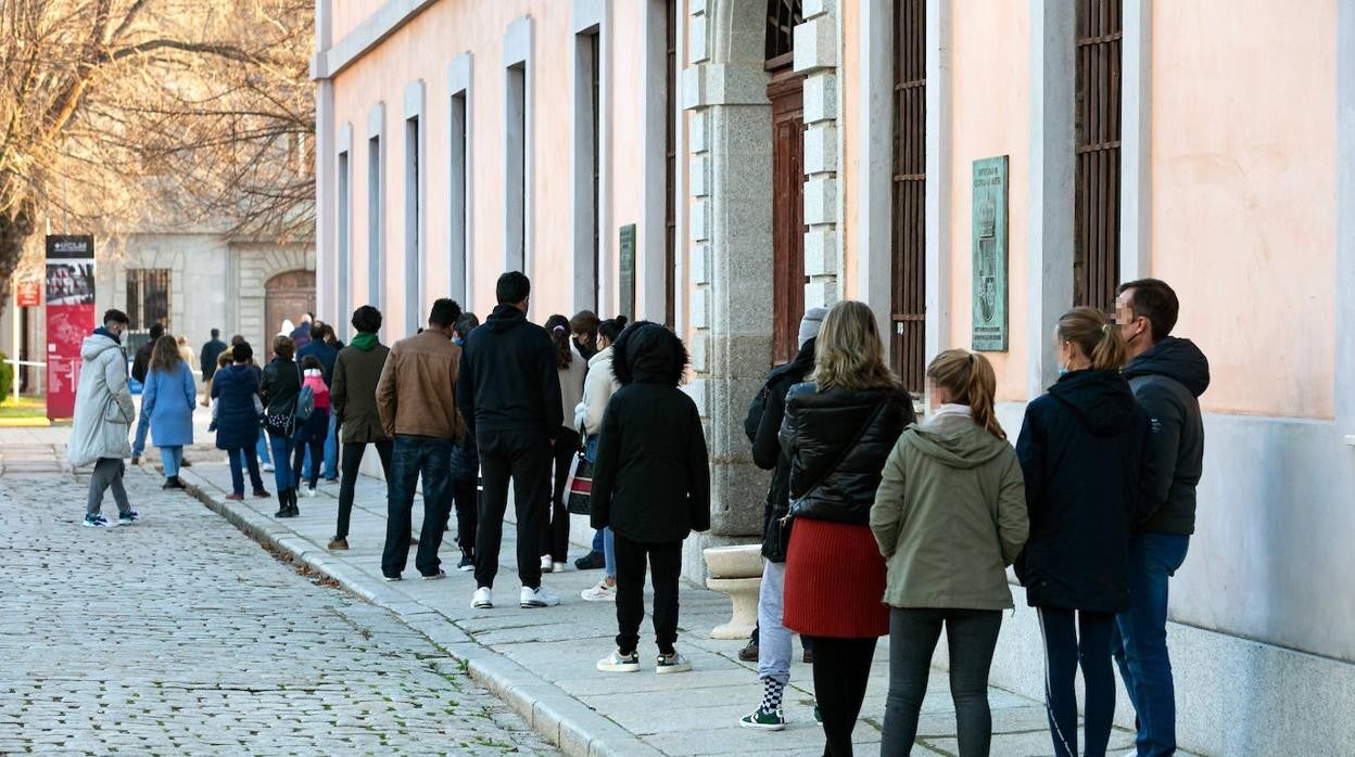 Colas en el campus de la Fábrica de Armas de Toledo, uno de los puntos para la realización de test para detectar el Covid