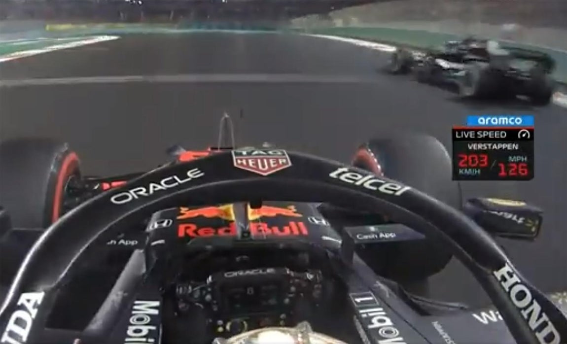 Un adelantamiento para la historia. Verstappen y su pasada a Hamilton en la última vuelta del Mundial de Fórmula 1 son sin duda uno de los momentos deportivos de 2021. Con ese adelantamiento ganó en Yas Marina y se convirtió en campeón del mundo, dejando al británico sin su octava corona. Carlos Sainz, cuatro podios en su debut con Ferrari, fue otro de los triunfadores del año que supuso el regreso de Alonso a la Fórmula 1, con podio incluido para el asturiano en la carrera de Catar.