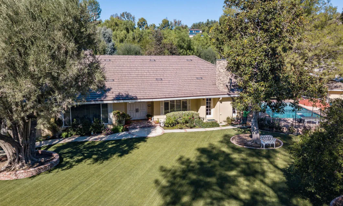 Así es la nueva propiedad de Kanye West. Más concretamente, esta vivienda está situada en Hidden Hills, Los Ángeles, donde la pareja tenía una mansión de puro lujo que tardaron años en construir a su gusto y en la que invirtieron millones de dólares. El pasado mes de octubre la hija de Kris Jenner pagó a West 23 millones de dólares (unos 20,2 millones de euros al cambio) para comprar su parte y dar un paso más en su divorcio.