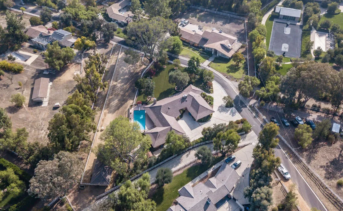 Así es la nueva propiedad de Kanye West. La nueva propiedad de Ye, nombre por el que quiere que todos le conozcan ahora, es bastante modesta en comparación con esta y con la vivienda que se ha comprado en Malibú por 57,3 millones de dólares (59,6 millones de euros al cambio).