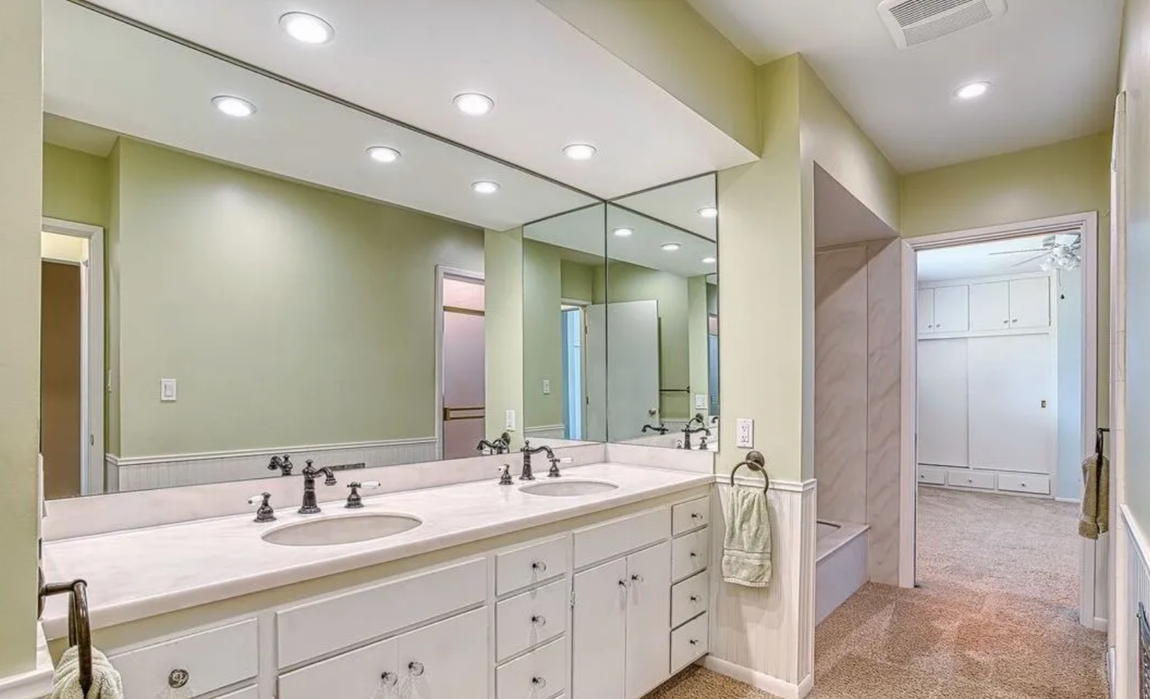 Así es la nueva propiedad de Kanye West. Los interiores de esta vivienda están bastante anticuados con una decoración estilo años 80, pero, dados los intereses del artista por la decoración y la arquitectura seguro que reformará por completo la propiedad para dejarla a su gusto.