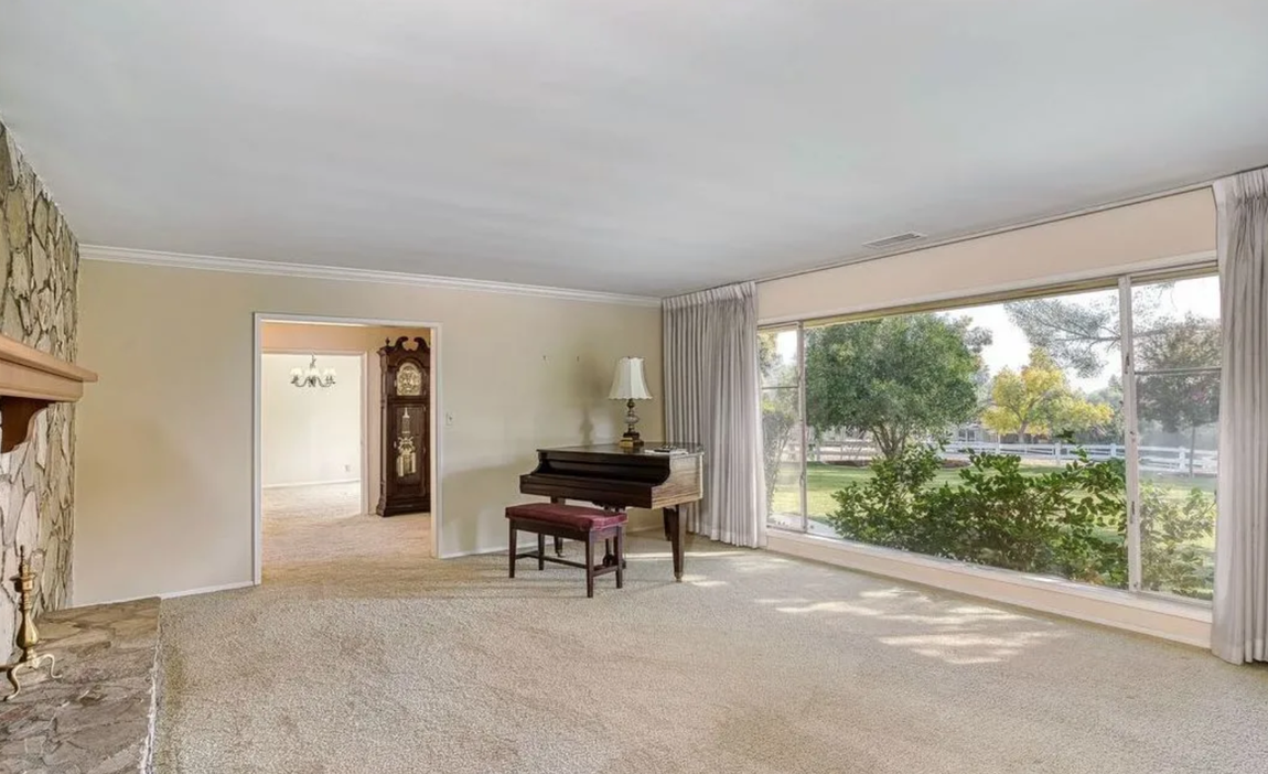 Así es la nueva propiedad de Kanye West. Una de las cosas que seguro cambiará son los suelos de moqueta presentes en algunas estancias. Pese a su antigüedad, la vivienda tiene mucho potencial e incluye grandes ventanales, estancias amplias y varias chimeneas de piedra, tanto en el salón principal, como en una sala de estar.