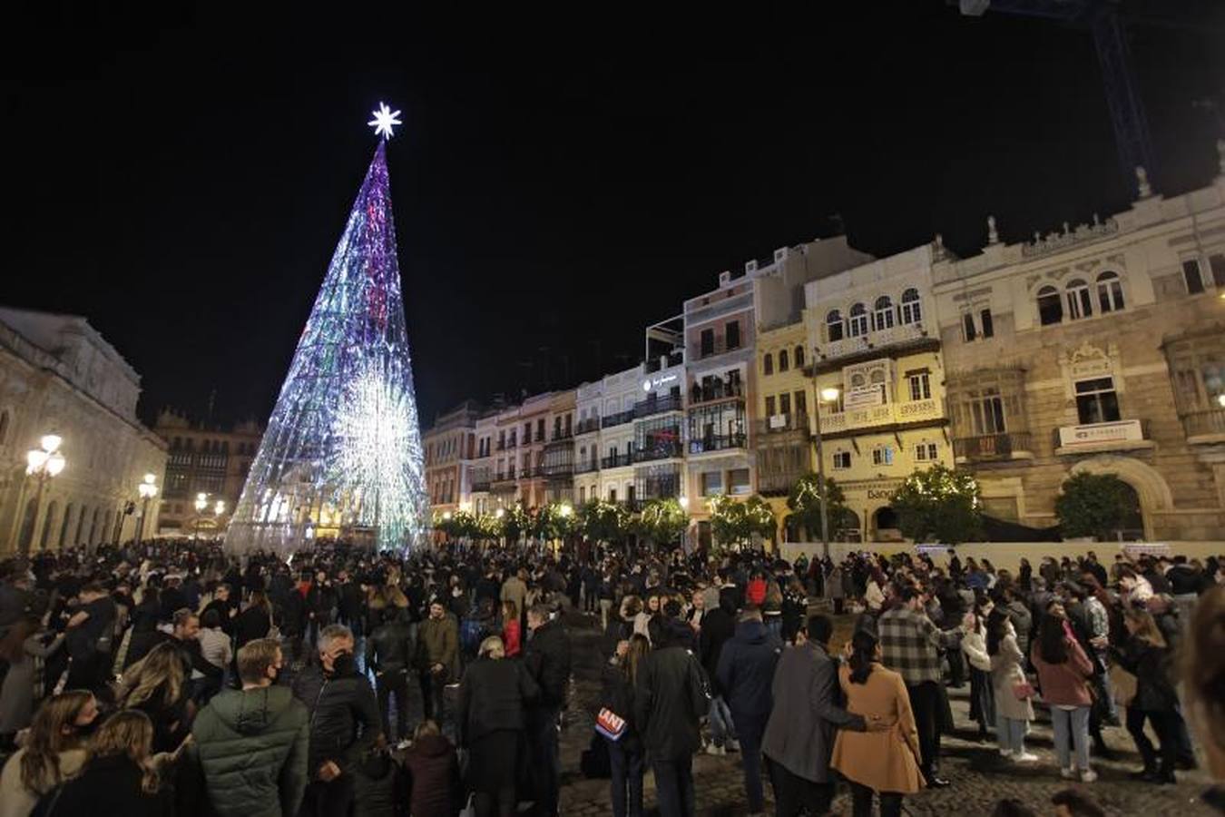 En imágenes: así fueron las campanadas de fin de año en el Centro de Sevilla