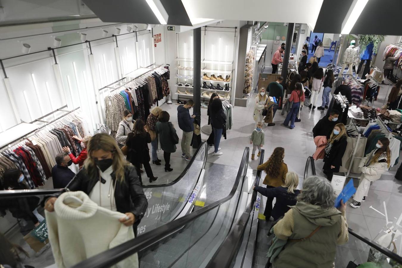 El ambiente de compras para los Reyes Magos en Córdoba, en imágenes