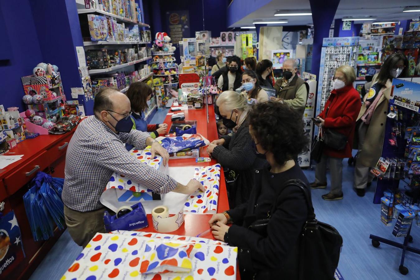 El ambiente de compras para los Reyes Magos en Córdoba, en imágenes