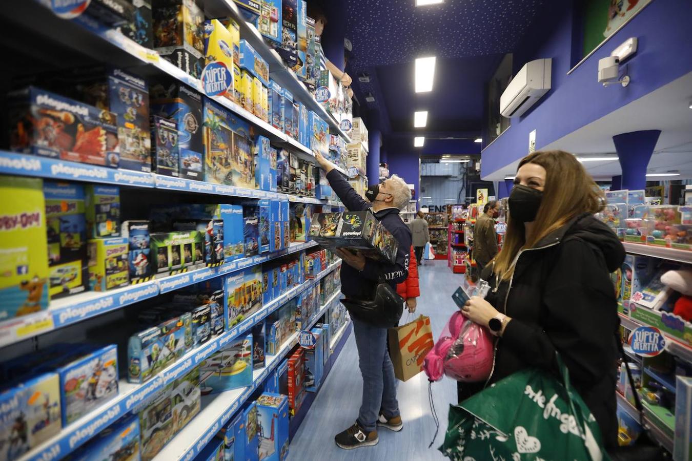 El ambiente de compras para los Reyes Magos en Córdoba, en imágenes