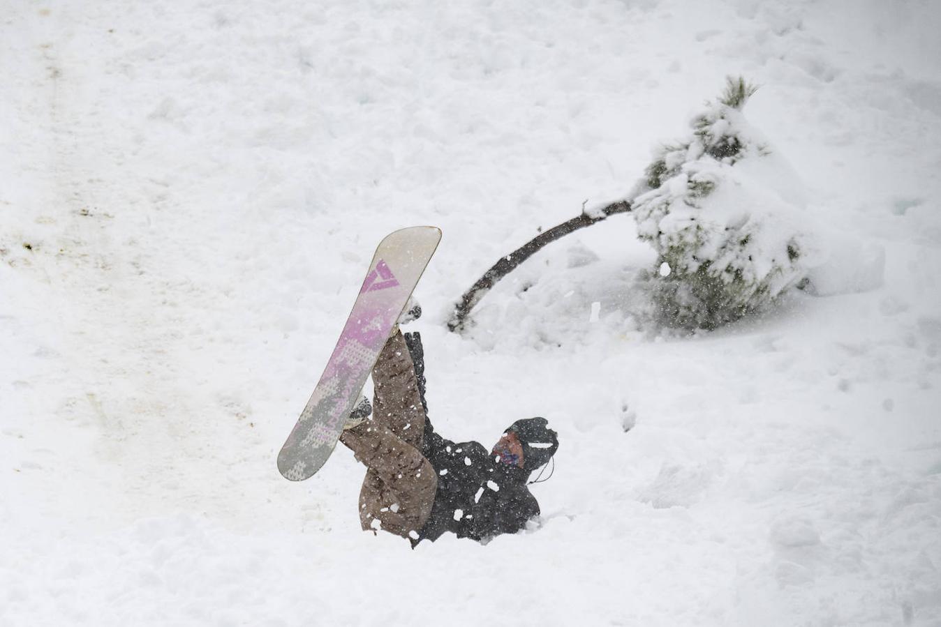 Deportes de invierno. Fue tal el talud del nieve en algunas zonas, que la gente se animó hasta a hacer snowboard...