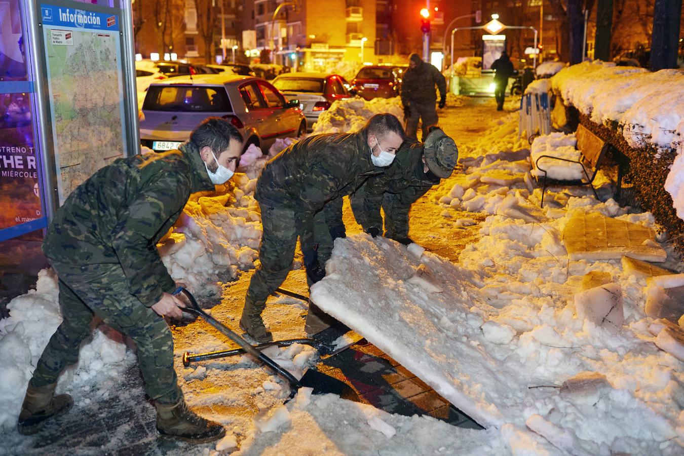 Todos los servicios a disposición. Todos los servicios se volcaron en retirar la nieve y las peligrosas capas de hielo de las calles de Madrid.