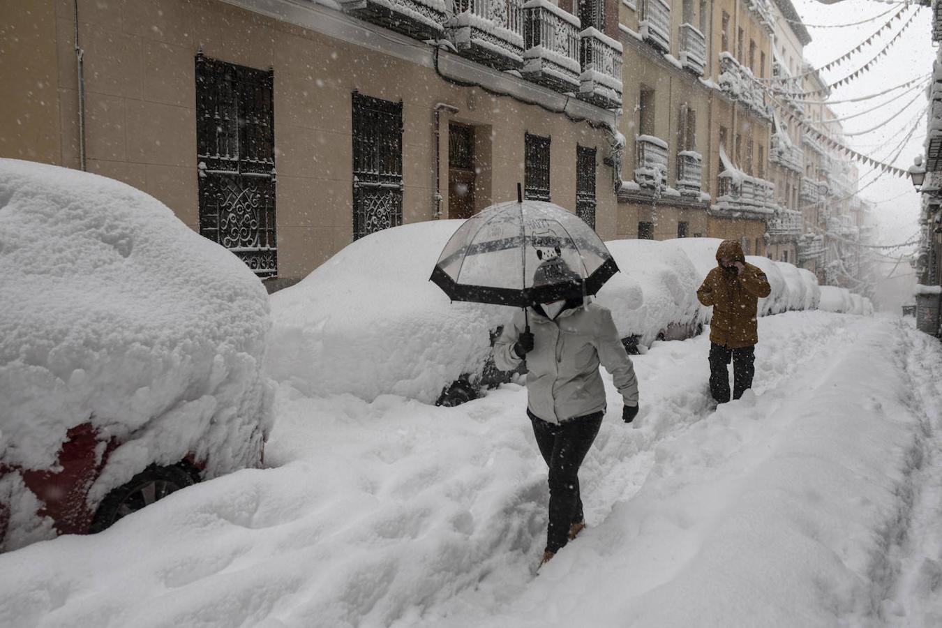 Ciudad paralizada. Pero, la gran cantidad de nieve consiguió que Madrid quedara en 'stand-by. El servicio de autobuses y trenes fue suspendido. Fue el metro el único medio transporte disponible, que estuvo abierto las 24 horas.