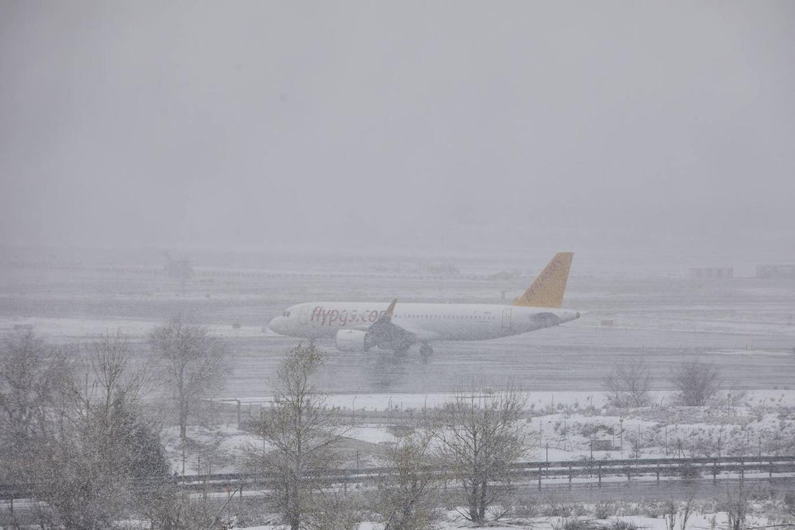 Barajas bajo la nieve. La nieve no se saltó en aeropuerto, que tuvo en primera instancia que cancelar algunos vuelos.