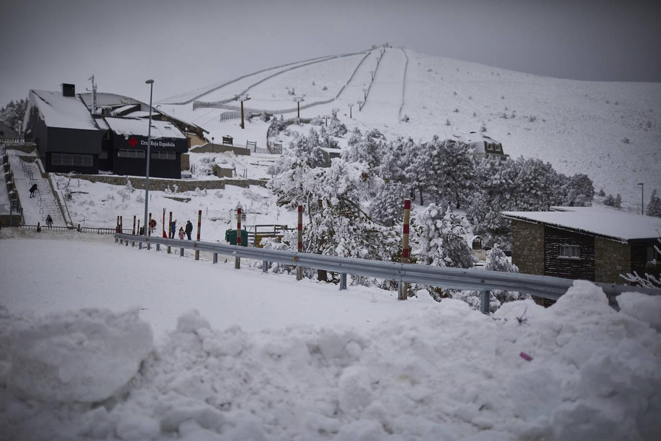 Navacerrada a la avanzadilla. Ya el 5 de enero, la estación de Navacerrada tuvo que cerrar debido a la previsión de temperaturas extremas. Lo que no se esperaban los madrileños es que en unos días Navacerrada prácticamente llamaría a sus puertas.