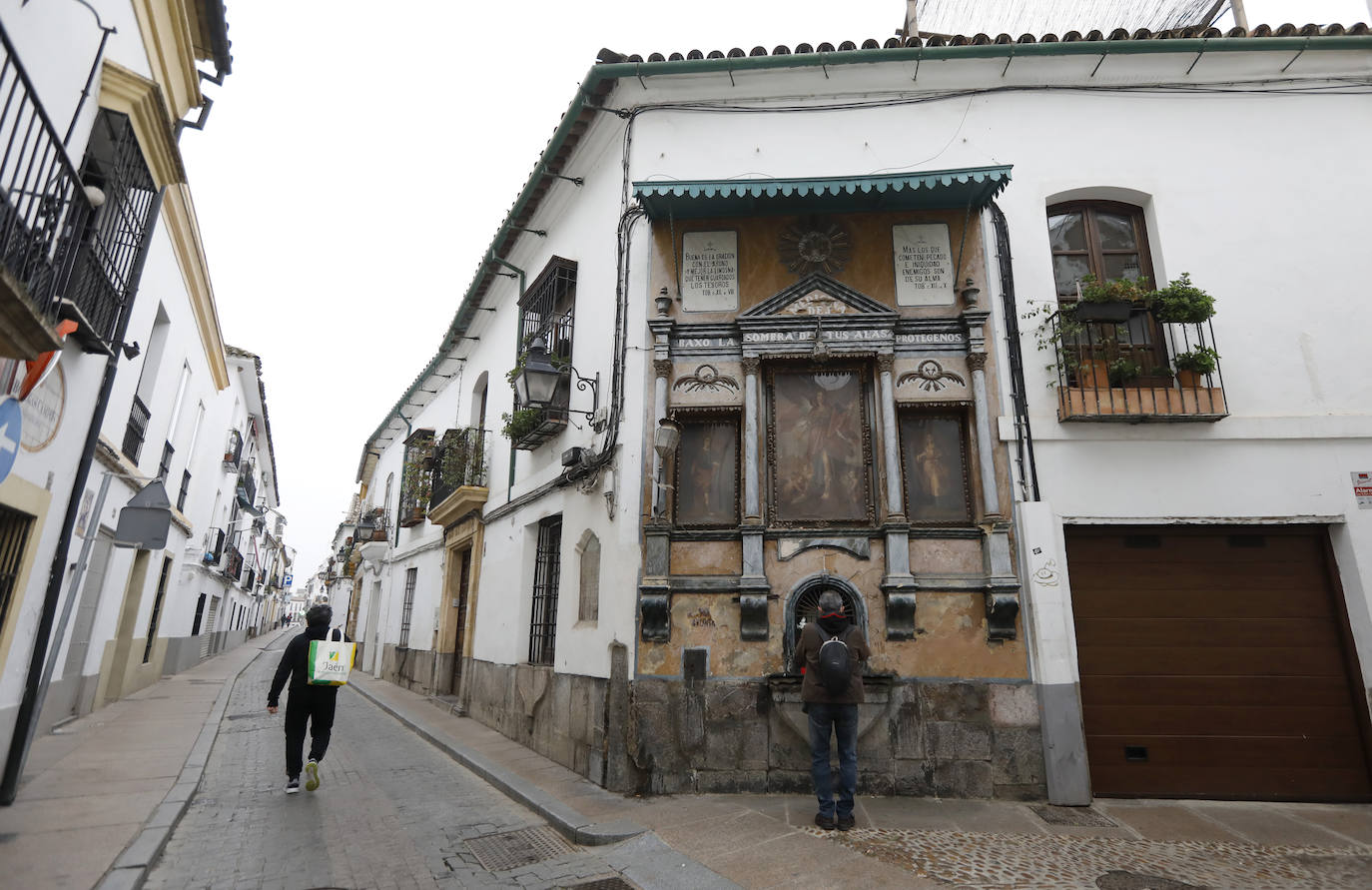 El retablo de San Rafael de la calle Candelaria en Córdoba, en imágenes