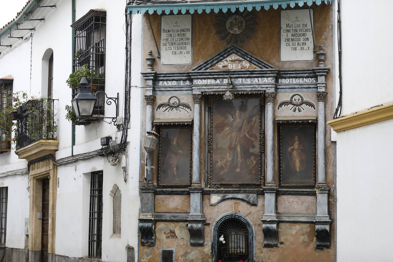 El retablo de San Rafael de la calle Candelaria en Córdoba, en imágenes