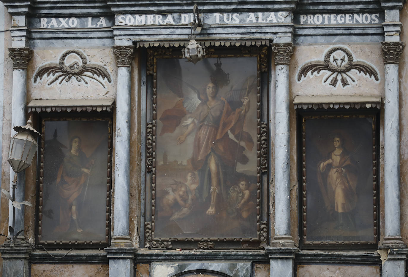 El retablo de San Rafael de la calle Candelaria en Córdoba, en imágenes