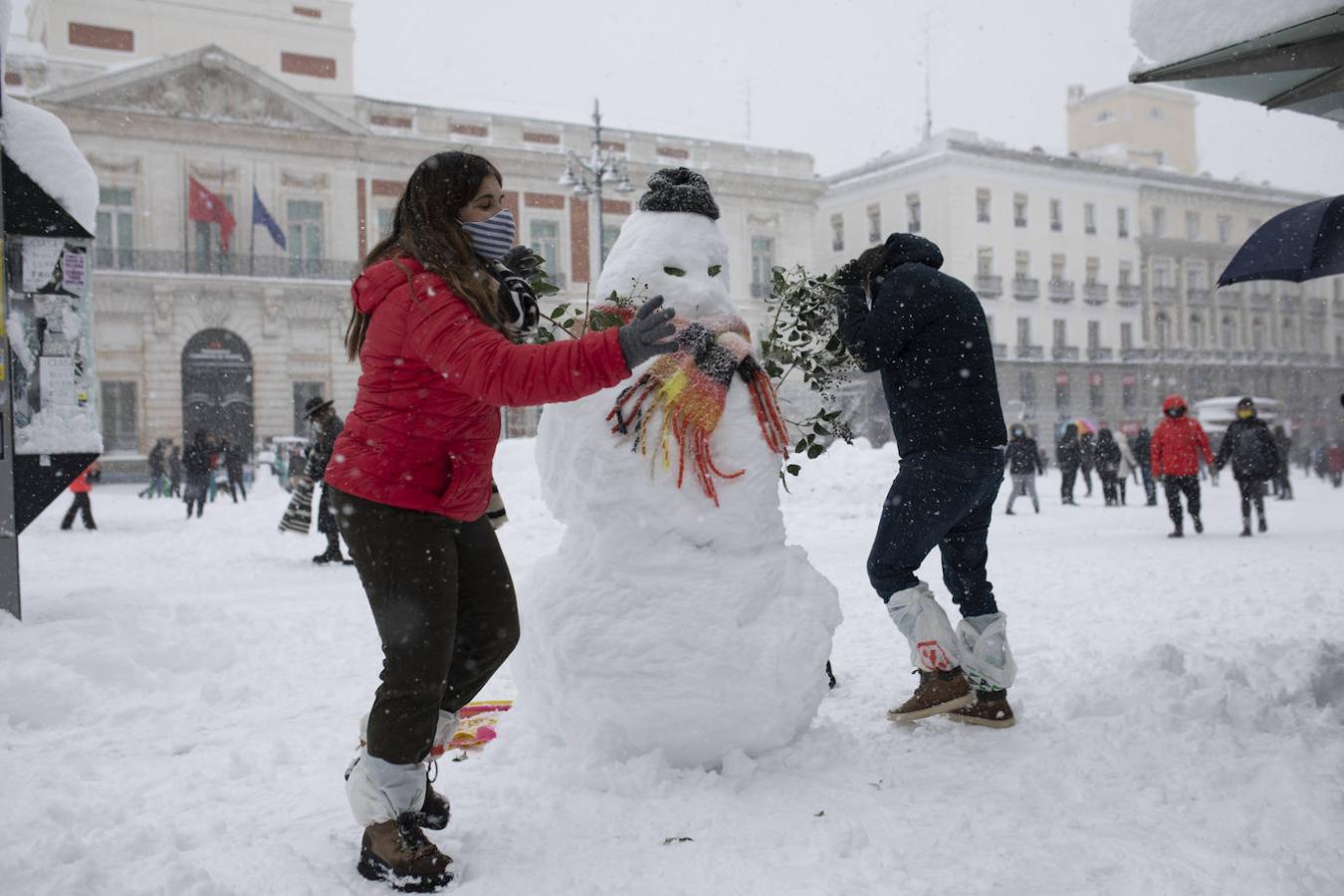Juegos y muñecos de nieve. Incluso emblemáticas –y transitadas– zonas como la Puerta del Sol contenían tal cantidad de nieve que parecía el puerto de Navacerrada.