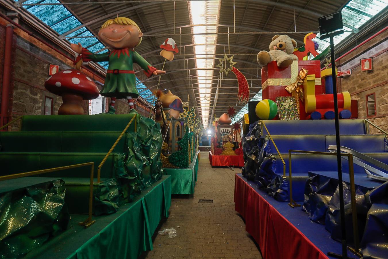 FOTOS: Las carrozas ya se preparan para la Gran Cabalgata de los Reyes Magos de Cádiz