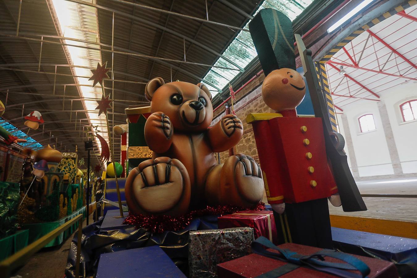 FOTOS: Las carrozas ya se preparan para la Gran Cabalgata de los Reyes Magos de Cádiz